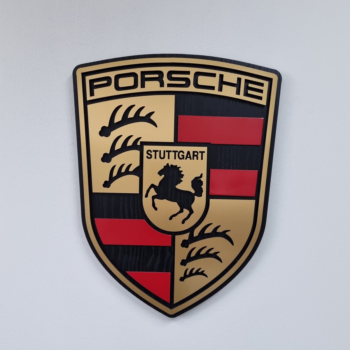 Porsche logo - eiken, rood en zwartkleurig wandpaneel - 54 cm hoog, 50cm hoog