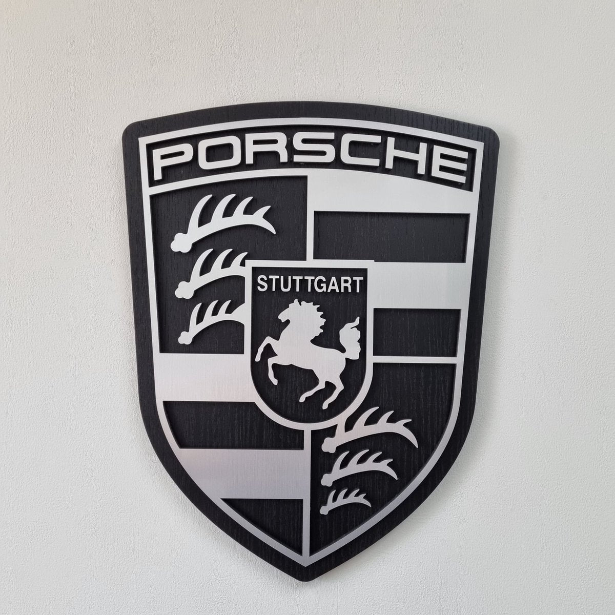 Porsche logo - eiken,  aluminium en zwartkleurig wandpaneel - 54 cm hoog, 50cm hoog