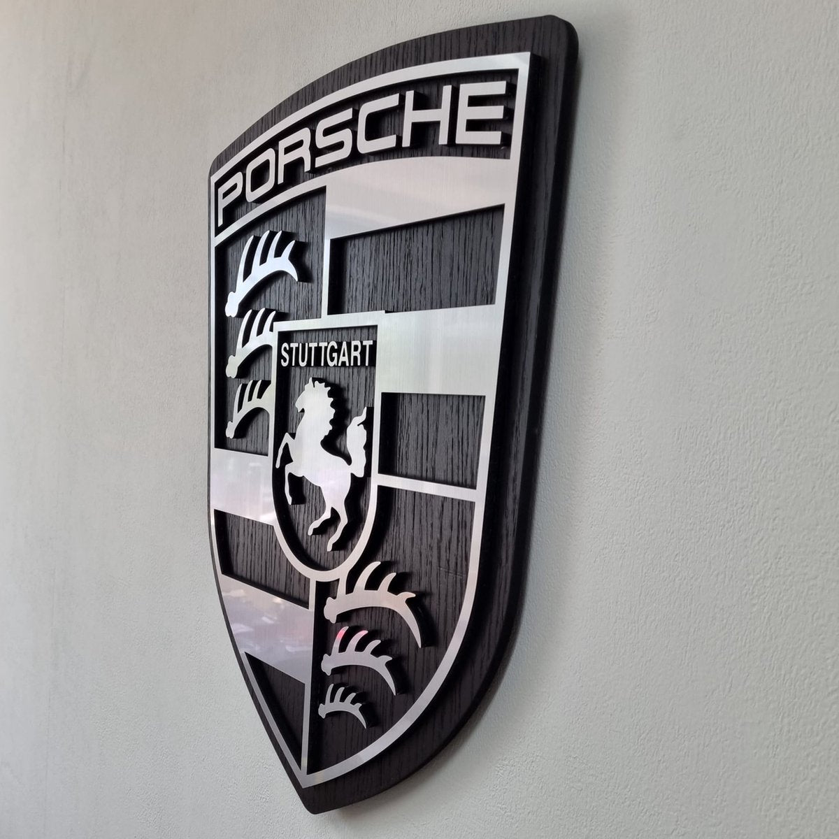 Porsche logo - eiken,  aluminium en zwartkleurig wandpaneel - 54 cm hoog, 50cm hoog