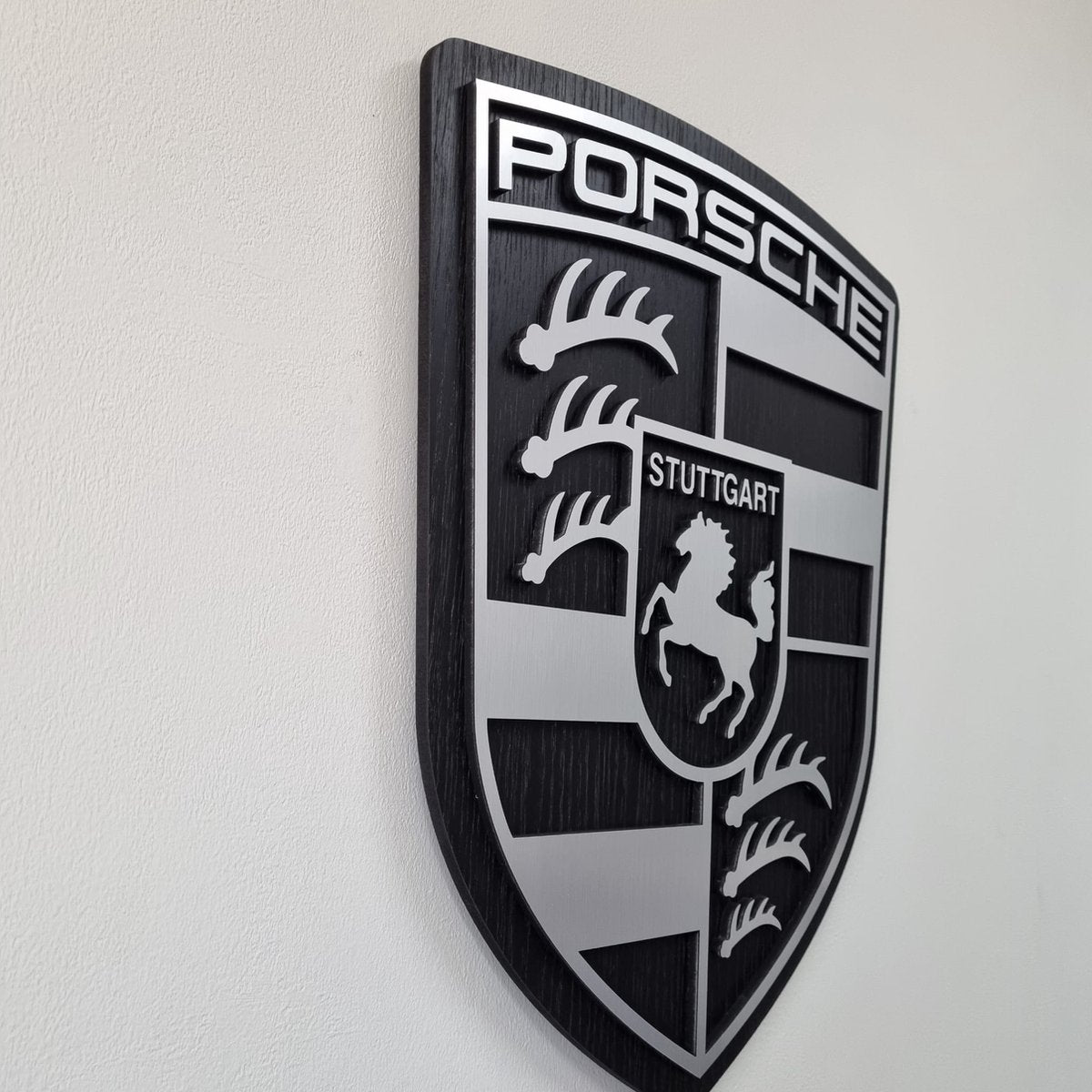 Porsche logo - eiken,  aluminium en zwartkleurig wandpaneel - 54 cm hoog, 50cm hoog