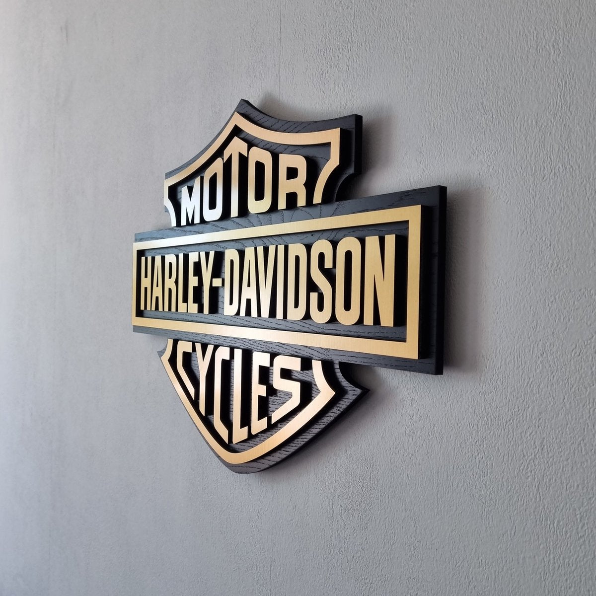 Harley Davidson logo - goudkleurig en zwart wandpaneel - 53cm breed, 40cm hoog