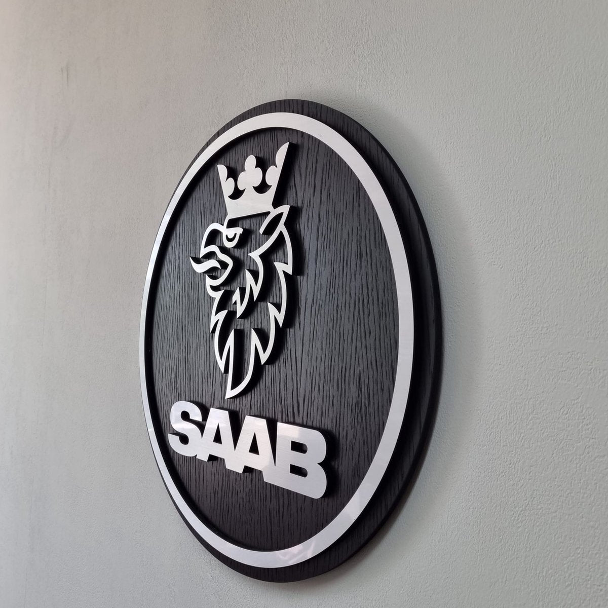 Saab logo - eiken, zwartkleurig wandpaneel - 50 cm breed