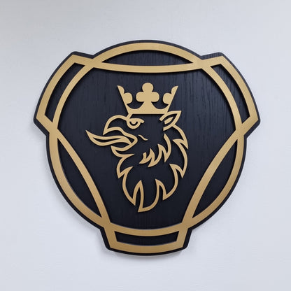 Scania logo - eiken, goud en zwartkleurig wandpaneel - 49 cm breed, 46cm hoog