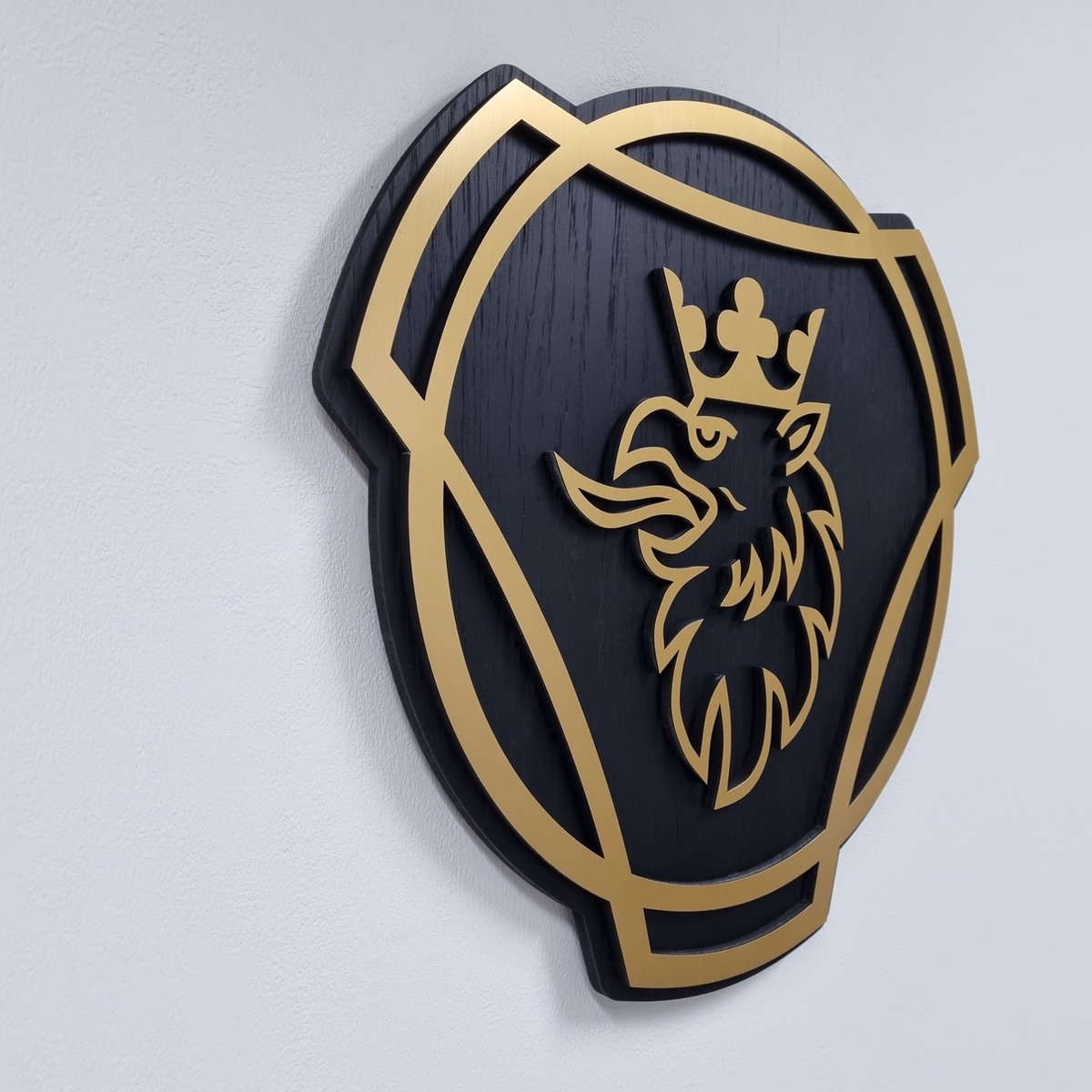 Scania logo - eiken, goud en zwartkleurig wandpaneel - 49 cm breed, 46cm hoog