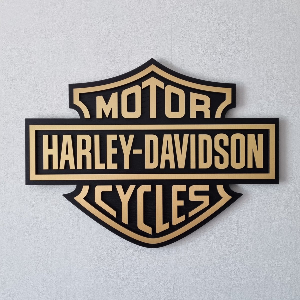 Harley Davidson logo - goudkleurig en zwart wandpaneel - 53cm breed, 40cm hoog